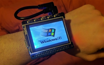 Đồng hồ đeo tay Raspberry Pi chạy Windows 98