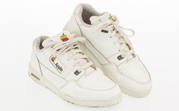 Giày thể thao Apple được bán với giá gần 10.000 USD