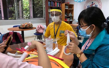 Sinh viên làm mặt nạ chống dịch Covid-19 tặng miễn phí