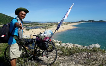 Thầy giáo 'lạ đời' thích đạp xe xuyên Việt làm từ thiện