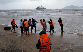 Cứu hộ 16 thủy thủ trên tàu hàng bị mắc cạn ở vùng biển Hà Tĩnh