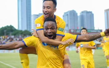 Derby xứ Nghệ: Tiền đạo Oseni giúp SLNA tạm vươn lên vị trí số 1 V-League