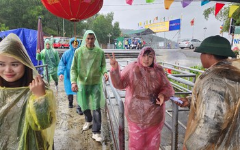 Người người đội mưa trẩy hội chùa Hương Tích