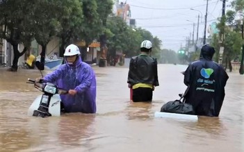 8 người chết, mất tích trong mưa lũ, nhà dân ở Quảng Bình ngập sâu 1,2 m