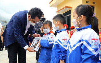 Thái Nguyên tặng máy tính bảng làm 'quà tết' cho học sinh nghèo