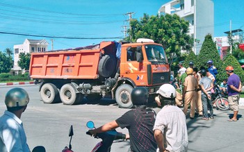 Xe ben tông xe máy, 2 cha con thương vong