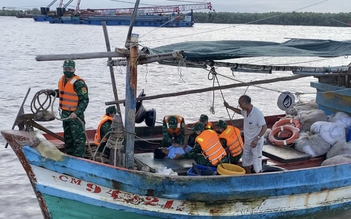 Bạc Liêu: Cứu kịp thời hai vợ chồng bị lật vỏ lãi trên biển