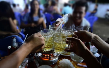 Tiệc tùng cuối năm: Từ chối uống rượu bia thế nào để không mích lòng nhau?