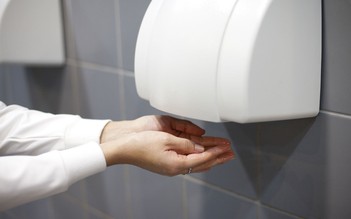 Cảnh báo nguy cơ nhiễm khuẩn từ máy sấy tay trong nhà vệ sinh công cộng