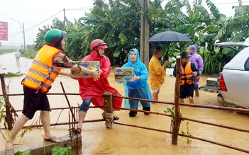 Tuổi trẻ Quảng Trị băng nước lụt đến cứu trợ người dân vũng lũ
