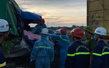 Quảng Trị: Tài xế tử vong mắc kẹt trong ca bin xe tải bẹp dúm