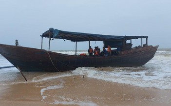 Tàu gỗ có ghi chữ Trung Quốc dạt vào bờ biển Quảng Trị