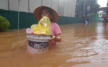 Quảng Trị: Nhà ngập lụt, người dân ở TP.Đông Hà mang gạo tìm nơi nấu ăn