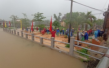 Quảng Trị: Lũ gây ngập nặng, dân vùng trũng đội mưa đắp đê cát