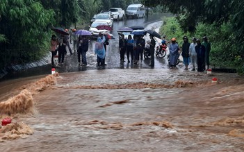 Nước lũ vượt ngầm, tràn, nhiều khu vực miền núi Quảng Trị bị chia cắt