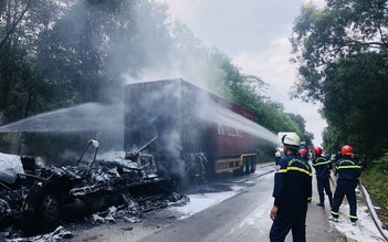 Xe đầu kéo bốc cháy trên tuyến đường Hồ Chí Minh, tài xế kịp tháo thùng hàng