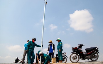 Đội nắng hoàn thiện công trình thắp sáng 23 km đường tuần tra biên giới