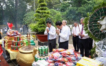 Bộ trưởng Bộ TT-TT Nguyễn Mạnh Hùng dâng hương tưởng niệm liệt sĩ tại Tây Ninh