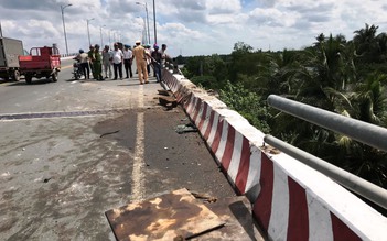 Tai nạn nghiêm trọng: Xe cẩu, ô tô dính nhau, 'bay' khỏi cầu Hàm Luông