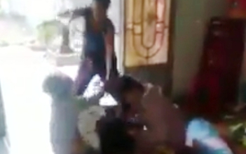 Hai chị đánh em ruột vì nghi lấy tiền phúng điếu đám tang cha làm của riêng