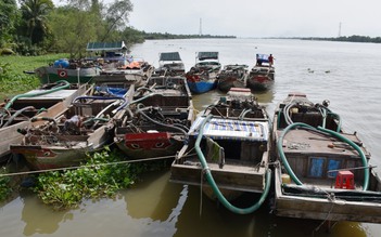 Công an Chợ Lách tóm nhiều ghe 'cát tặc'