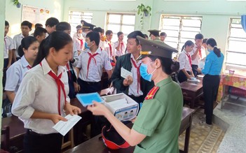 Đoàn Thanh niên Công an tỉnh Bến Tre phát 7.000 khẩu trang y tế phòng corona