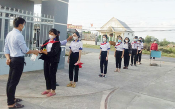 Học sinh huyện đầu tiên của tỉnh Tiền Giang đến trường học trực tiếp từ 8.11