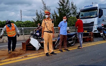 Kẹt xe kéo dài do đoạn sắt hơn 4m nằm giữa cầu Rạch Miễu