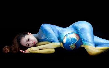 Khánh Thi khỏa thân làm mẫu body art