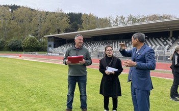 HLV Mai Đức Chung ấn tượng về sân bãi ở New Zealand chuẩn bị cho World Cup