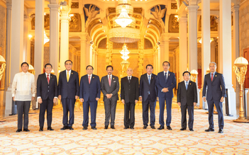 Thủ tướng Phạm Minh Chính và nguyên thủ ASEAN tiếp kiến Quốc vương Campuchia