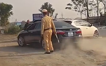 Tài xế Toyota Camry 'thông chốt' khi CSGT Hà Nội yêu cầu kiểm tra nồng độ cồn