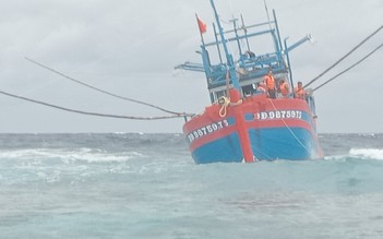 Cứu hộ một tàu cá Bình Định gặp nạn tại quần đảo Trường Sa