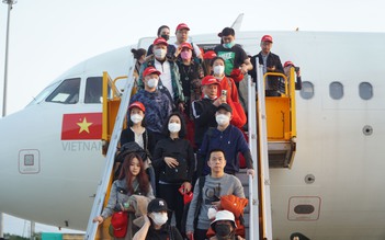 Hàng trăm du khách nước ngoài... 'mở hàng' du lịch Việt Nam đầu năm