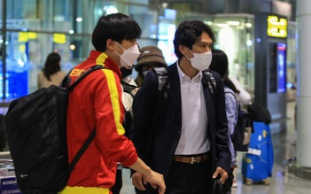 Tân HLV đội U.23 Việt Nam Gong Oh-kyun xuất hiện lịch lãm tại sân bay Nội Bài