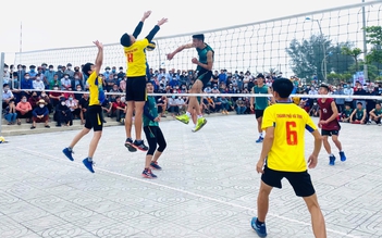 Hàng ngàn khán giả chen chúc cổ vũ giải bóng chuyền nam Thanh niên Hà Tĩnh