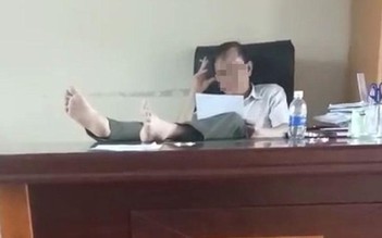 Đắk Nông: Thôi chức Hạt trưởng của lãnh đạo gác 2 chân lên bàn làm việc