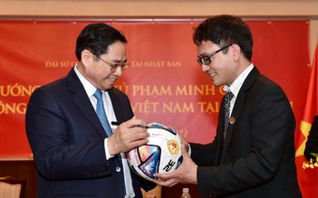 Ông Đỗ Quang Ba, Chủ tịch FAVIJA nhận quả bóng từ Thủ tướng ký tặng