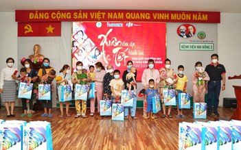 Cháu nội đang trong ca mổ, người phụ nữ bật khóc vì nhận được quà tết bất ngờ