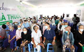Hàng trăm người khó khăn được thăm khám và phát thuốc miễn phí từ An Khang