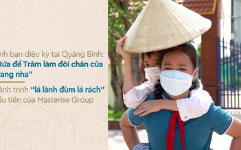 Cảm động nghị lực của cô bé đến trường trên đôi chân của bạn