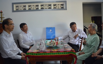 PC Bình Định thăm, tặng quà Mẹ Việt Nam anh hùng