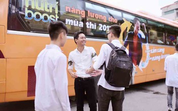 MC Phan Anh xuất hiện trên xe buýt Nutriboost tiếp năng lượng, thêm sức bền mùa thi