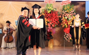 EIU trao bằng tốt nghiệp cho 200 tân cử nhân, kỹ sư