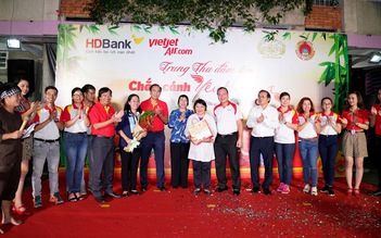 Lãnh đạo cùng nhân viên Vietjet mang đến trung thu đầm ấm cho trẻ khuyết tật