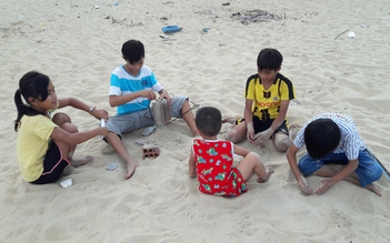Chuyện làng chài nơi trẻ em lấy rác làm đồ chơi, cát làm bánh sinh nhật