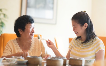 Góc Tư vấn dinh dưỡng: Thực phẩm phòng bệnh mùa lạnh cho người cao tuổi
