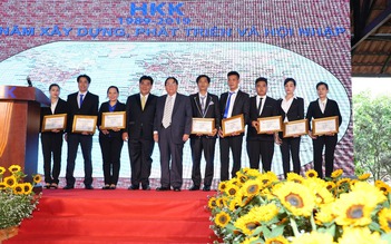 Kỷ niệm 30 năm thành lập, Công ty HKK tặng bằng khen cho cán bộ chủ chốt