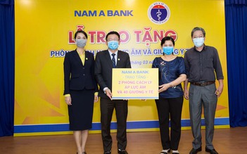 Nam A Bank tặng 2 phòng áp lực âm và 40 giường y tế chống Covid-19