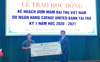 Trao 800 suất học bổng cho các em học sinh giỏi, vượt khó